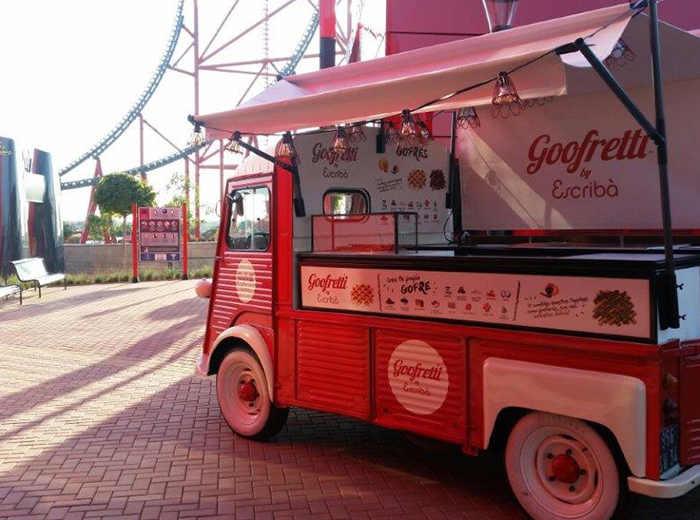 Food truck de goofreti con guirnalda vintage en port aventura