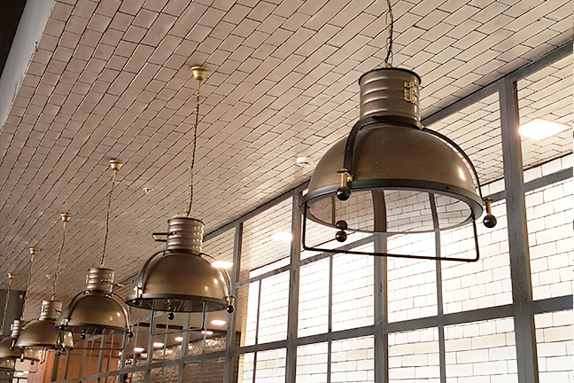 Plafones y lámparas de techo estilo industrial en Restaurante Muerde la Pasta de Valencia