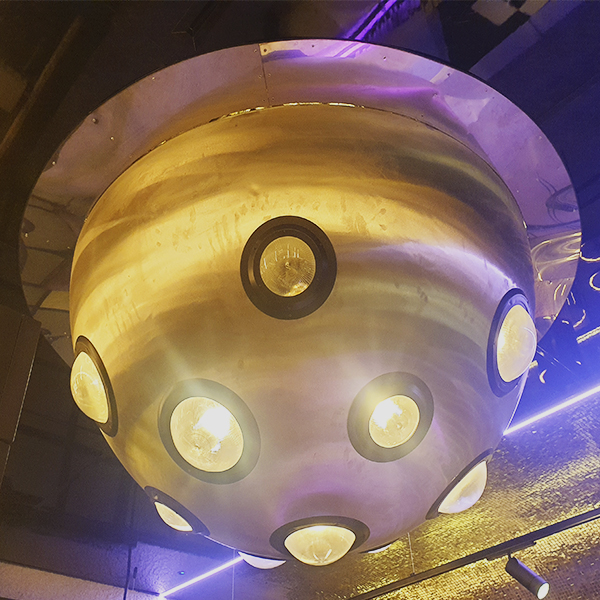 Lámpara techo plafón forma esfera con cráteres de luna de dajor