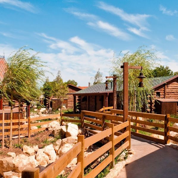 Lámparas estilo Far West para el Hotel Gold River en Portaventura