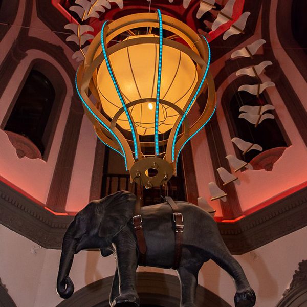 Lámpara en forma de globo aerostático Iluminación Dajor para el interior del hotel Lobby Room en Sevilla