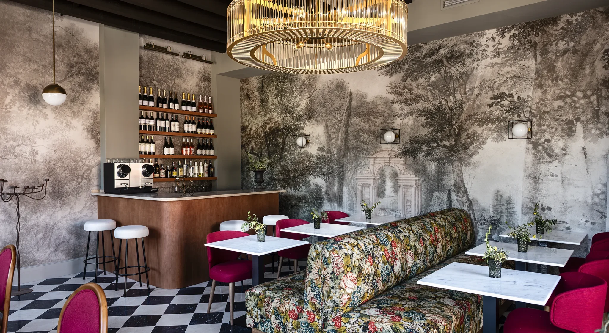 Un round de latón que lo cambia todo: el protagonista del salón restaurante
