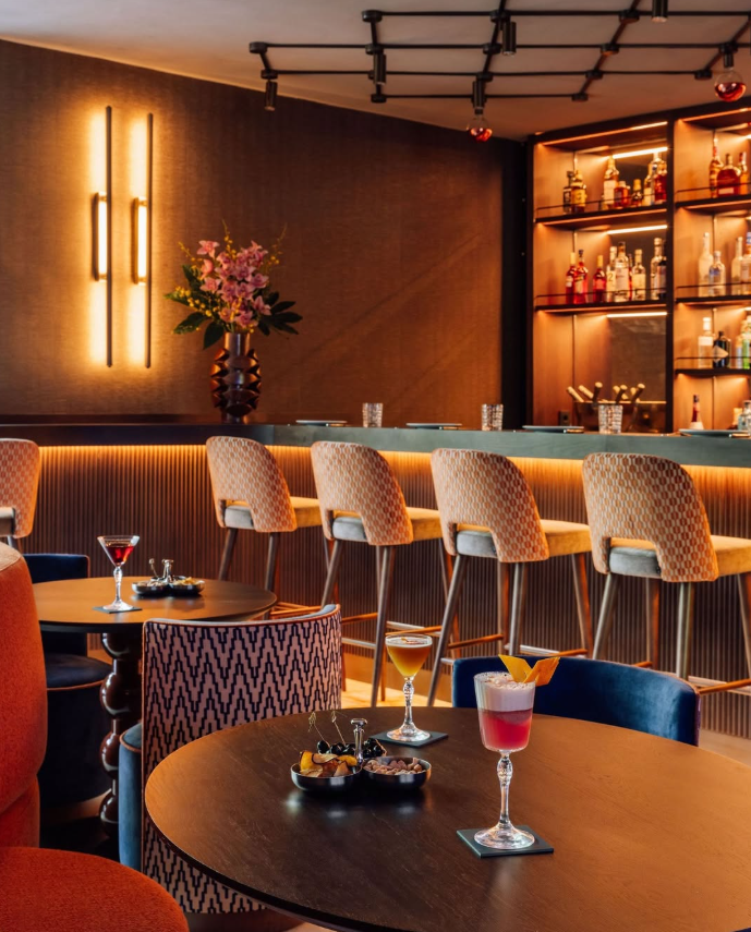 Iluminacion indirecta con apliques de pared para rstaurante elegante