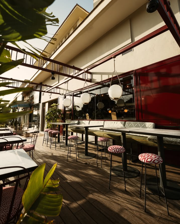 Fachada exterior de La Fenomena con estructura retro y rótulo iluminado en El Puerto de Santa María