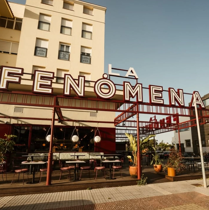 terraza taberna la fenomena con lamparas luz vintage