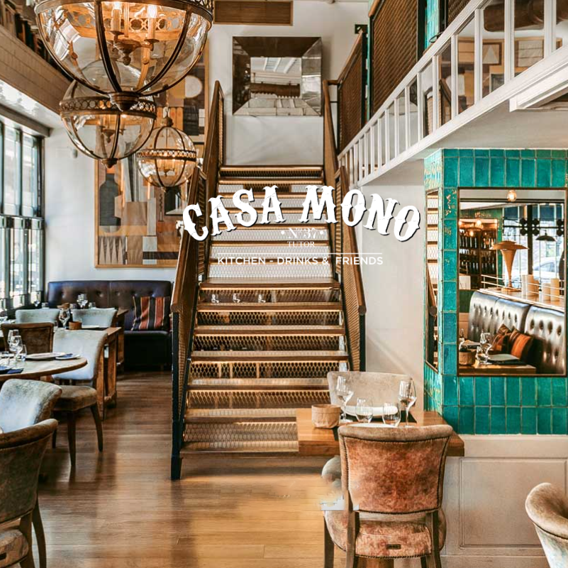 Lámparas artesanales y apliques de latón para restaurantes elegantes en el interior de Casa Mono.