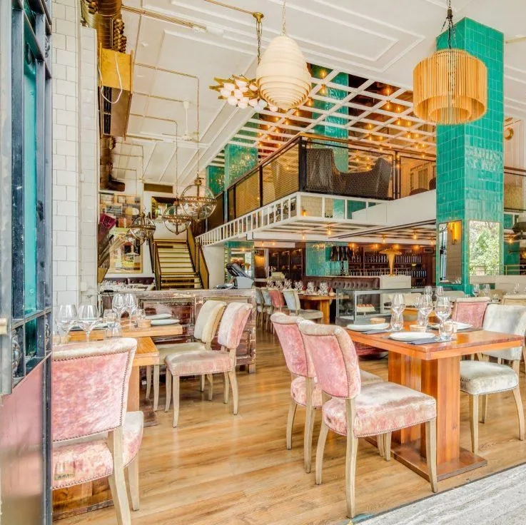 Diseño interior con lámparas a medida para restaurantes elegantes en Casa Mono, proyecto con estilo sofisticado y artesanal.