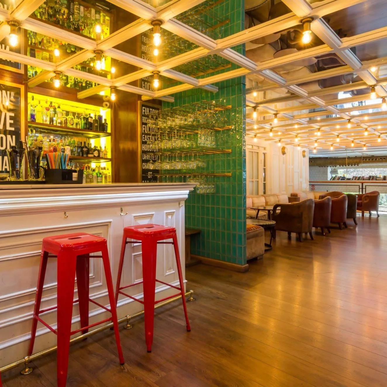 Techo decorado con plafones de bombillas y lámparas a medida para restaurantes elegantes en Casa Mono.