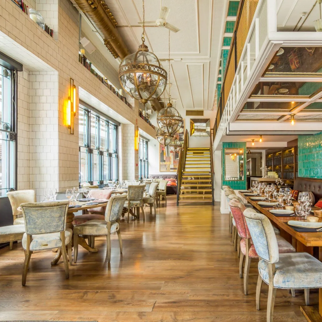 Lámparas a medida para restaurantes elegantes en barra de Casa Mono con iluminación cálida y diseño vintage.