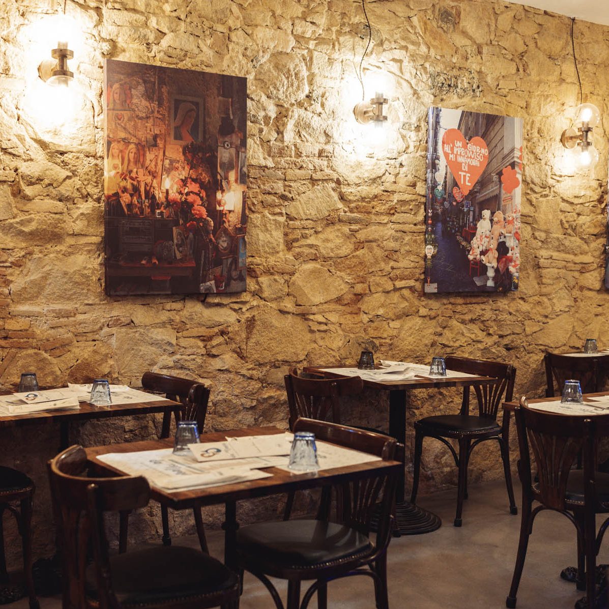 Iluminación de pared con apliques de doble bola de cristal en trattoria napolitana, diseño de iluminación a medida para restaurante en Barcelona.