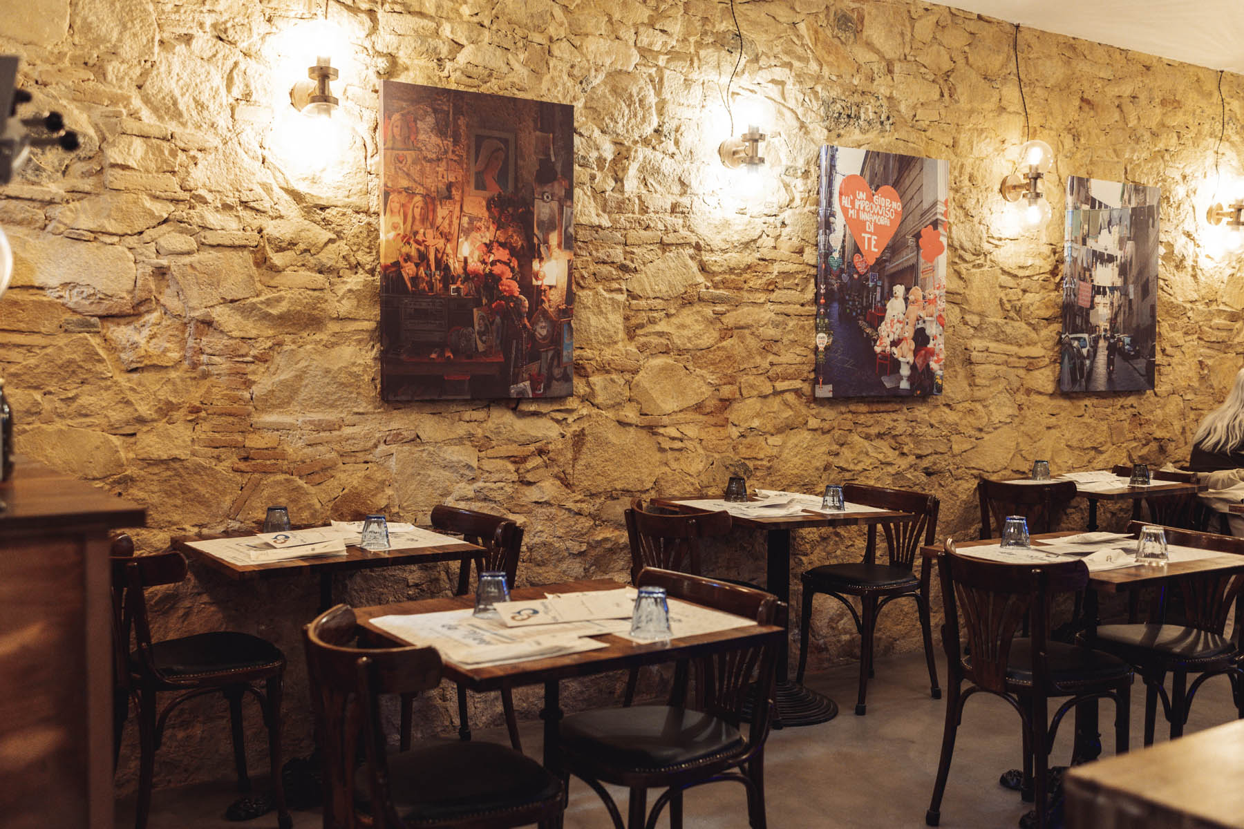 Iluminación de pared con apliques de doble bola de cristal en trattoria napolitana, diseño de iluminación a medida para restaurante en Barcelona.