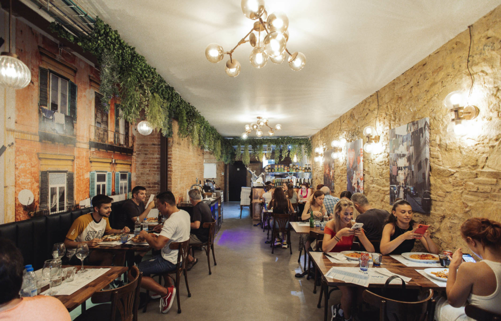 Espacio privado en restaurante Da Nanni con lámparas a medida y apliques decorativos, iluminación cálida y artesanal en ambiente rústico mediterráneo. ¿Quieres que prepare también los nombres de archivo optimizados (ej: da-nanni-iluminacion-decorativa-barcelona.jpg) o etiquetas para Pinterest o Instagram?