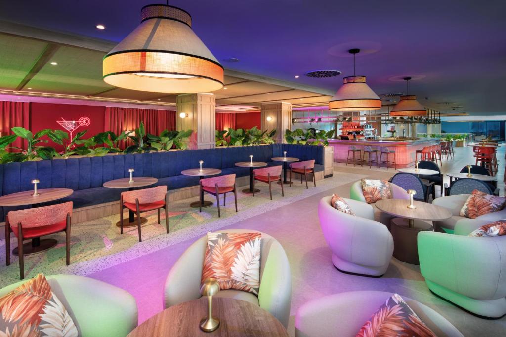 lamparas de tela para salon bar de hotel