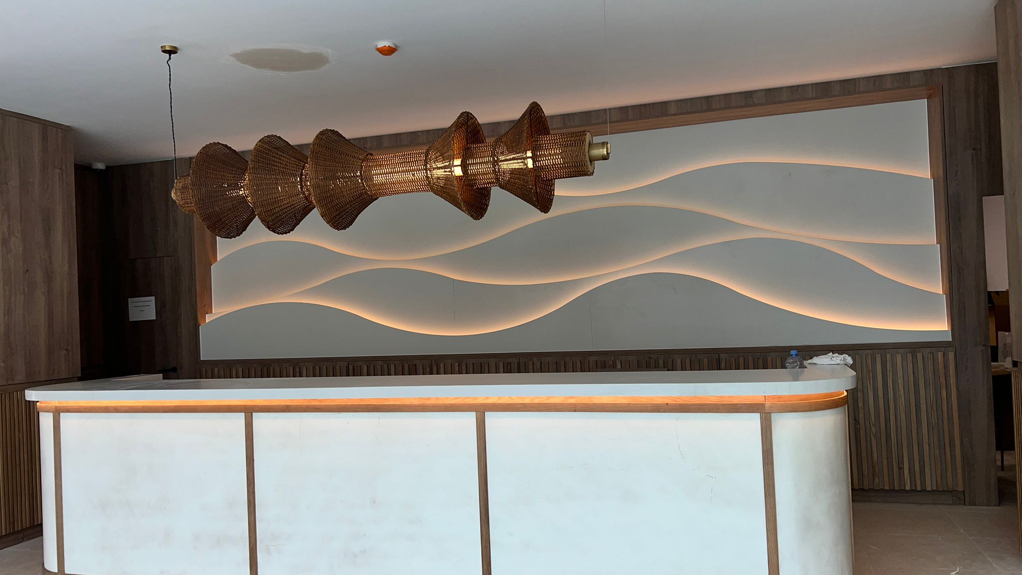 lampara colgante de mimbre a medida para hall recepcion del hotel