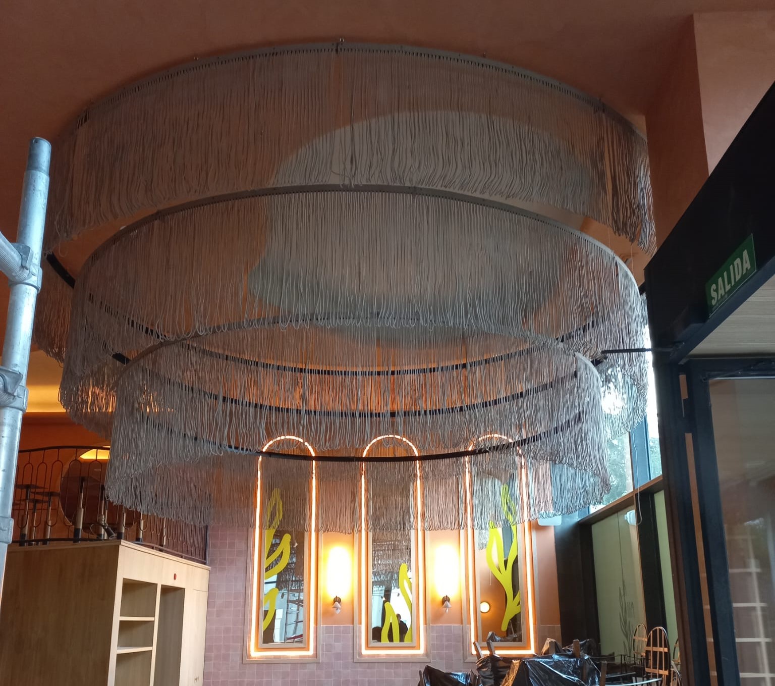 restaurante en obras instalacion lampara