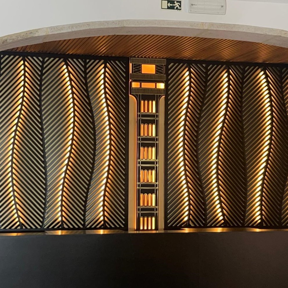Panel decorativo con lámparas artesanales integradas y luz cálida en el Hotel Santa Justa de Lisboa, con diseño interior elegante y exclusivo.