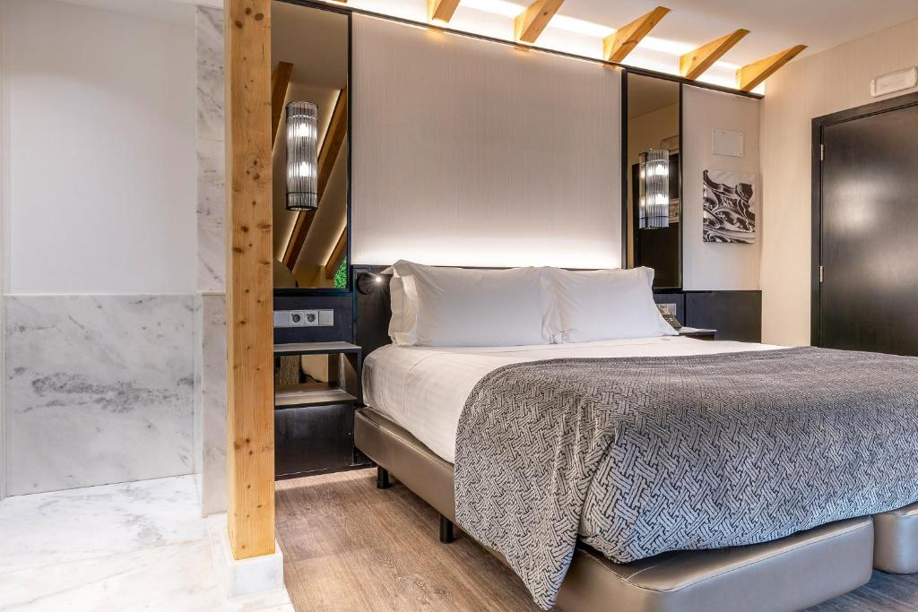 Habitación premium con iluminación artesanal en Hotel Santa Justa Lisboa