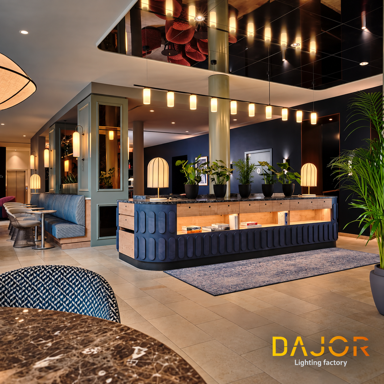 Recepción de hotel con luminarias colgantes lineales, lámparas decorativas de sobremesa y apliques de luz cálida DAJOR.